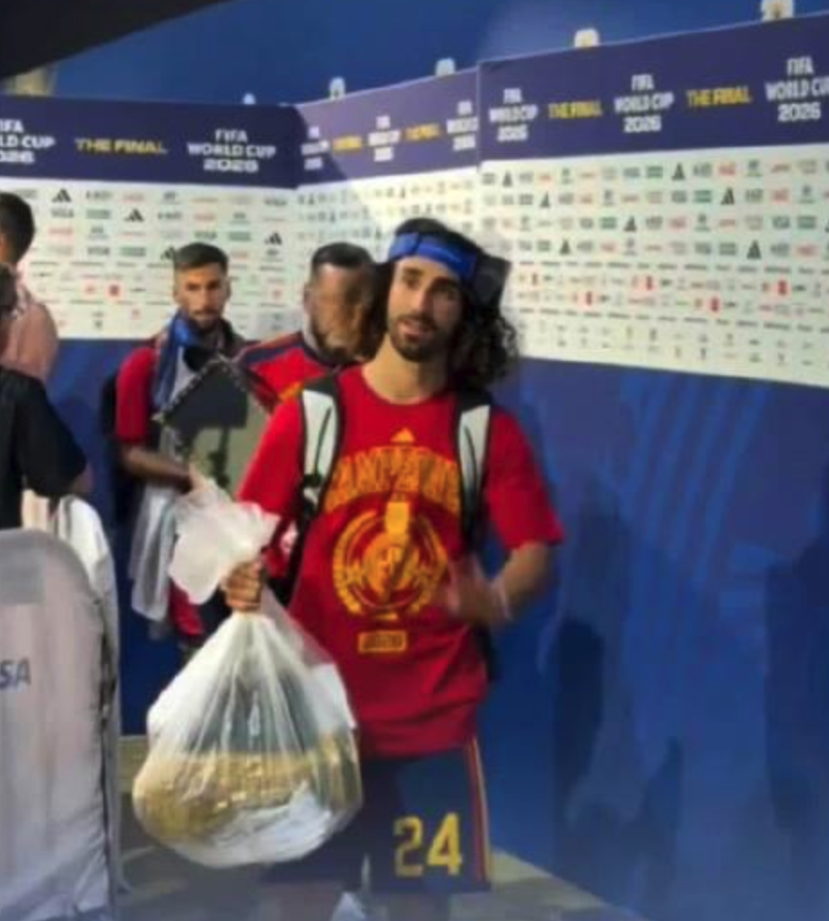 图文标签测试-Wear slippers and leave the venue with a plastic bag containing the "Hercules Cup"