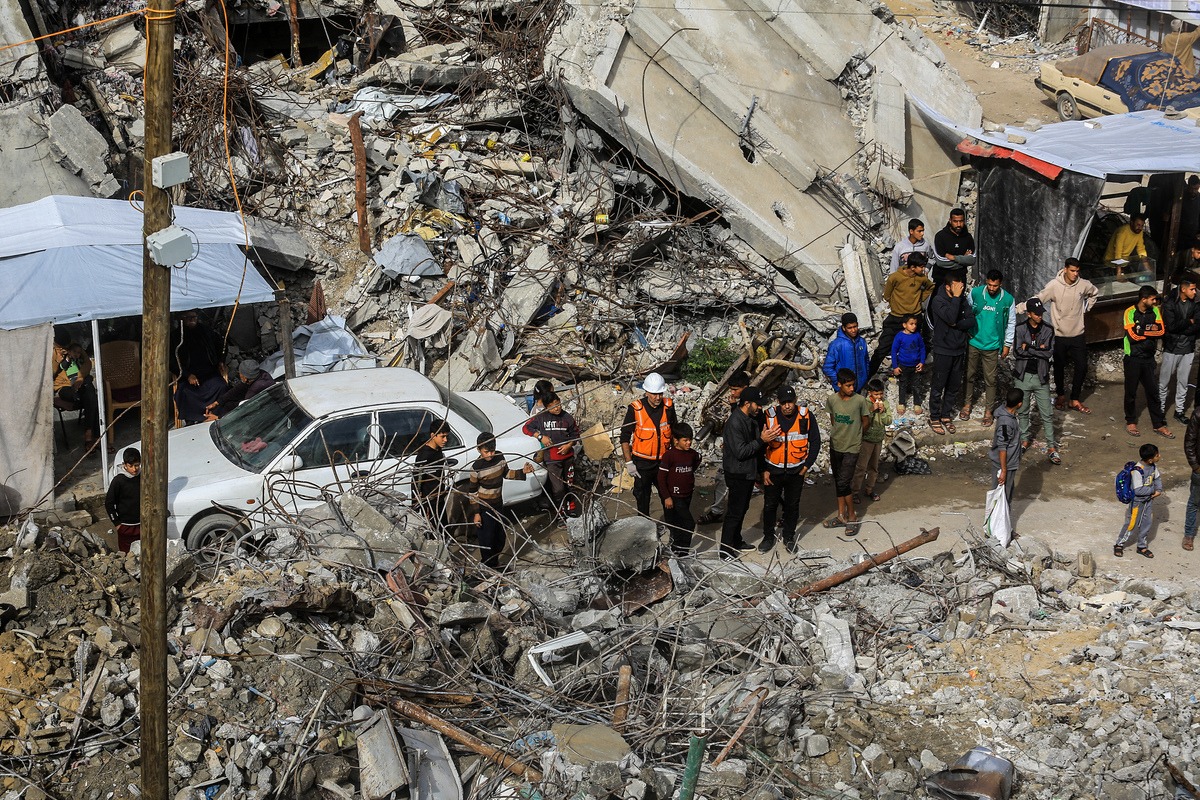 Indonesian earthquake kills 20, thousands of people evacuate, rescuers search for survivors in the rubble - Pictures and Texts - TAG Headlines