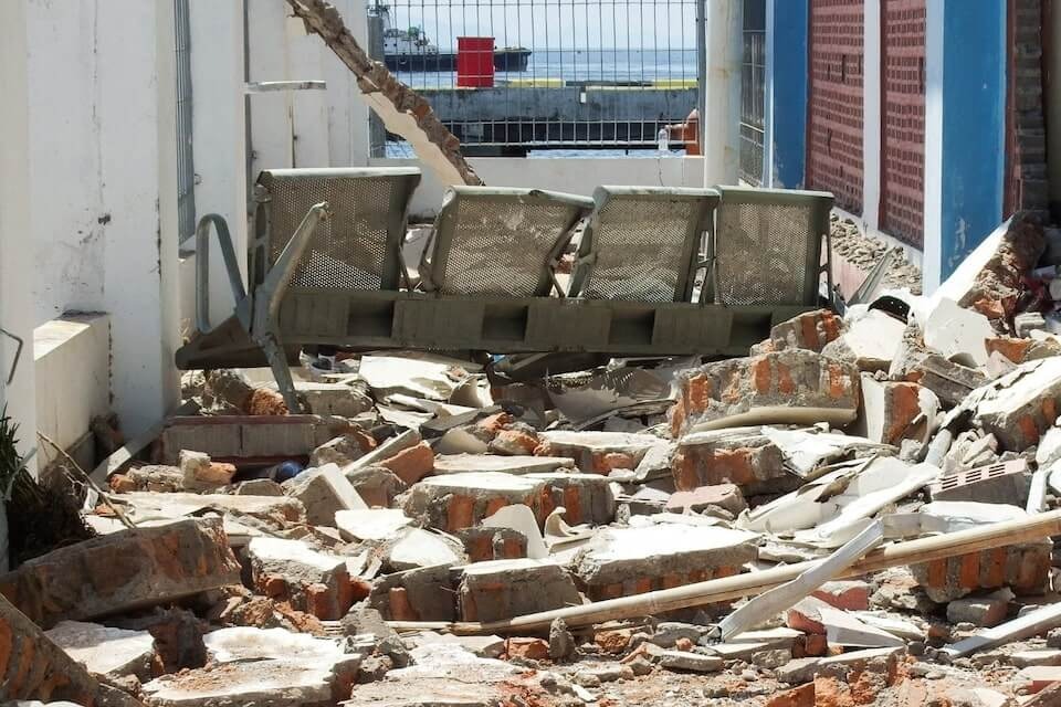 Indonesian earthquake kills 20, thousands of people evacuate, rescuers search for survivors in the rubble - Pictures and Texts - TAG Headlines